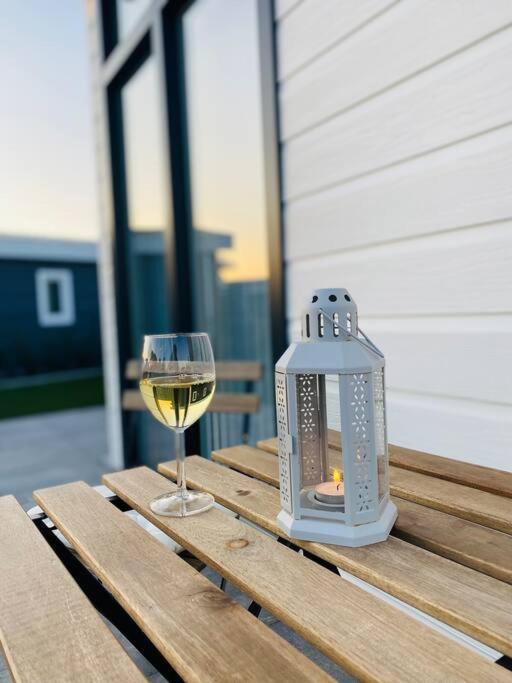 Ferienhaus Luxchalet #Vaju Lathum# Am See, Strand, Pool, Nationalpark Eksteriør billede